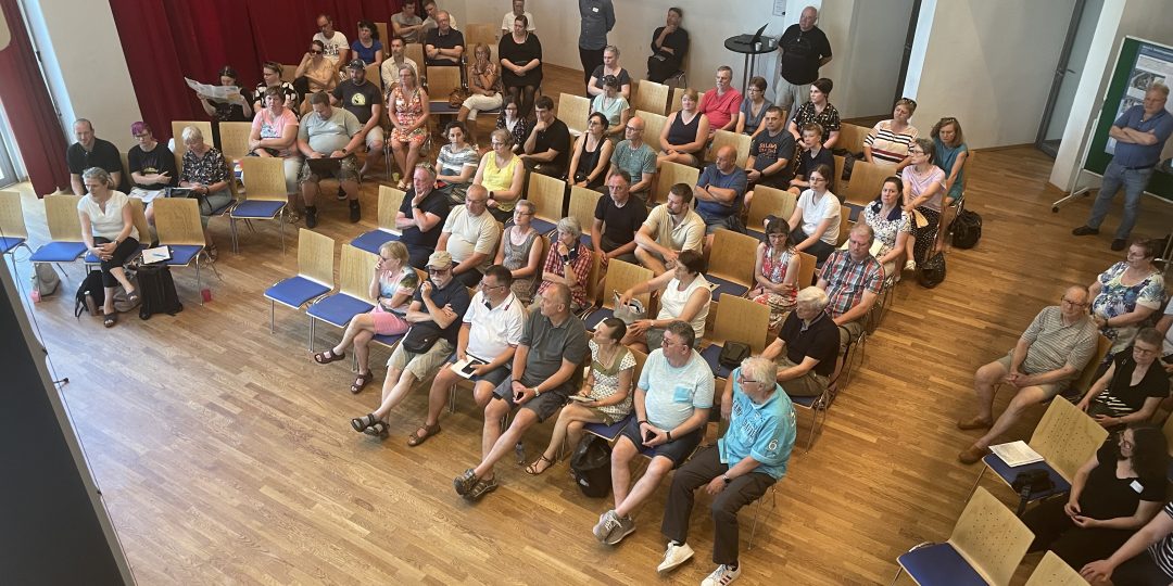 Große Menschengrupppe aus der Vogelperspektive