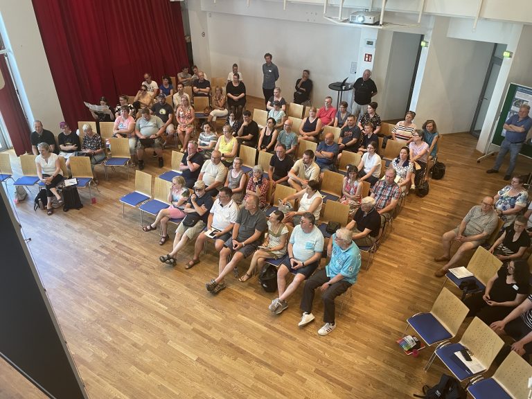 Große Menschengrupppe aus der Vogelperspektive